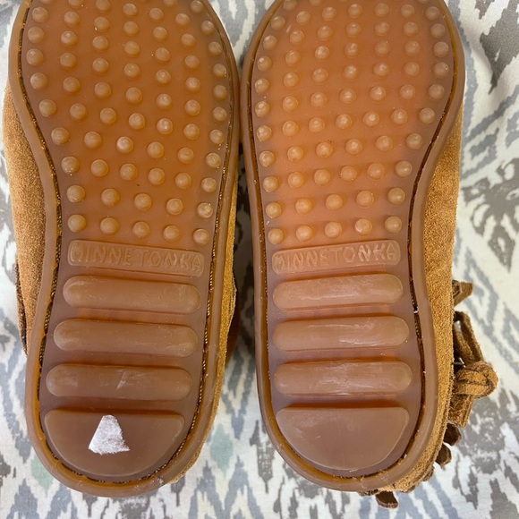 Minnetonka moccasin boots - Picture 5 of 6